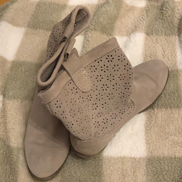 Women’s size 6 Eyelet boot mid calf. - Picture 2 of 3